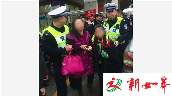 换错档位误踩油门   小车冲校门致三人受伤-雉水网
