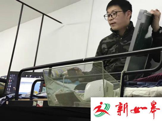 学霸坐寝室上铺讲课 同学拿笔记本仰视听课-雉水网