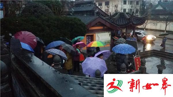 腊八节清晨南京市民冒雨前往鸡鸣寺品尝腊八粥-雉水网
