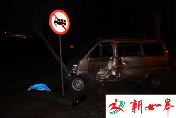 路口抢道 两面包车惨烈相撞一人伤（视频）-雉水网