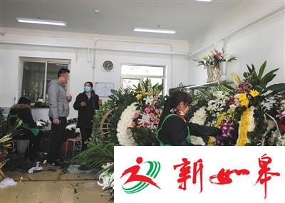 北京八宝山殡仪馆被曝垄断经营 内部花圈贵近一倍-雉水网