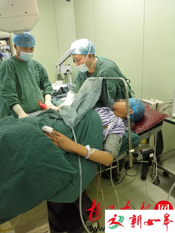 苏州11岁男孩手臂被卷进碎冰机 手腕几乎掉下来-雉水网