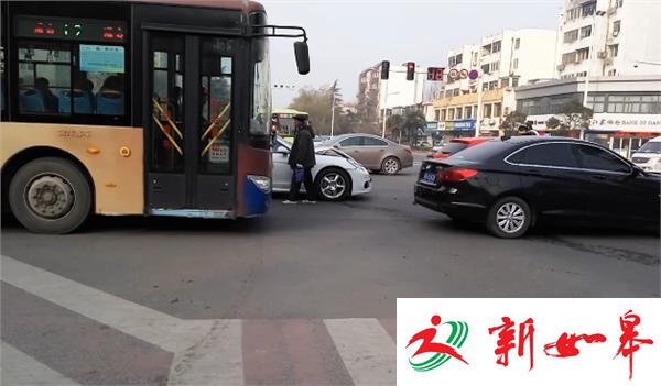 大众被保时捷连撞3次司机直呼撞懵了(视频)-雉水网
