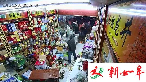 为一包烟冲砸烟酒店 店主被打脑震荡（视频）-雉水网