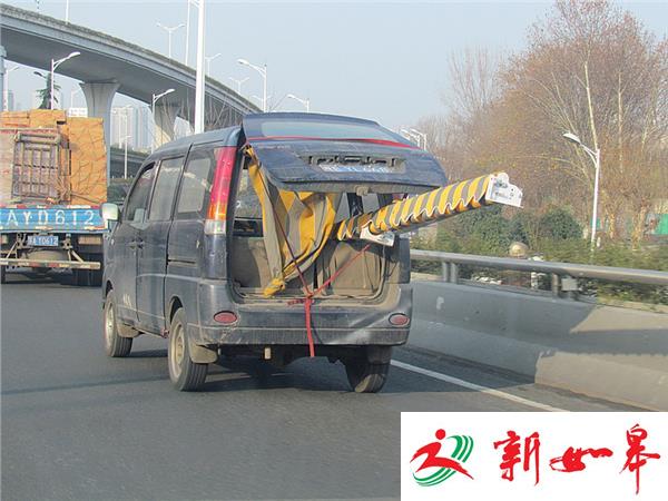 应天高架上 面包车货物混装如“架大炮”-雉水网