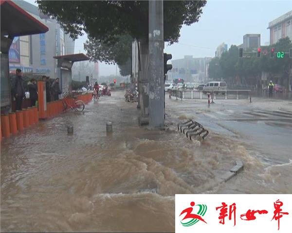 中央门发生爆管 路面积水成海-雉水网