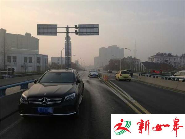 高架匝道口突然减速 雾天后车避让不及追尾-雉水网