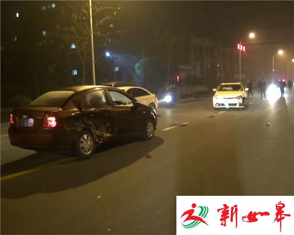 十字路口不减速 两车相撞360度-雉水网