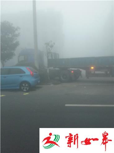 兴化遭遇大雾 大卡车竟然霸道卸货-雉水网