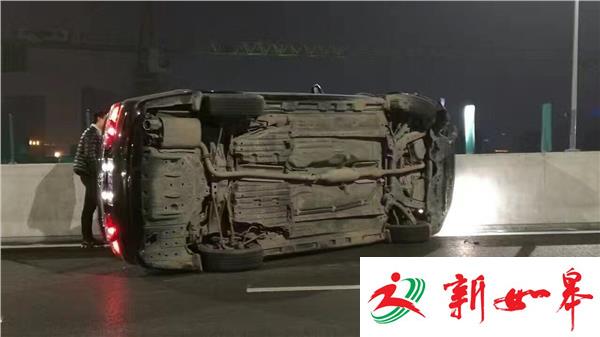 盐城高架发生首起车辆追尾侧翻事故   民警提醒勿超速和随意变道-雉水网