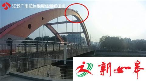南京：老人受挫欲轻生 特警徒手爬桥劝阻-雉水网