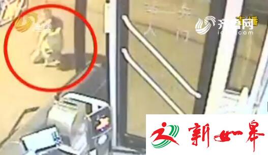 父亲赤脚抱娃街头求助 青岛公交司机伸援手-雉水网