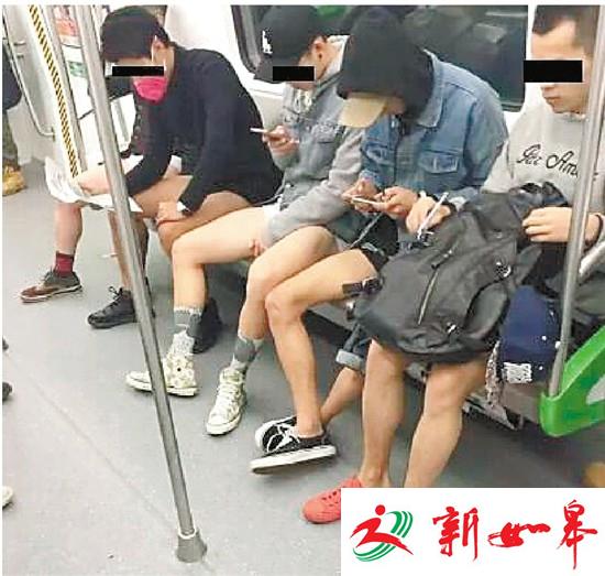 杭州地铁上10个男生当众脱裤 大伯大妈一脸懵-雉水网