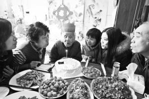 百岁老太无亲生儿女 邻居照顾30多年来祝寿-雉水网