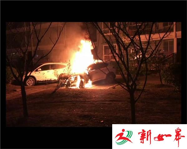 凌晨轿车自燃 三次爆炸危险-雉水网
