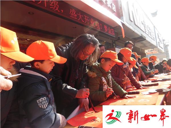 小小书法家 街头免费写春联-雉水网