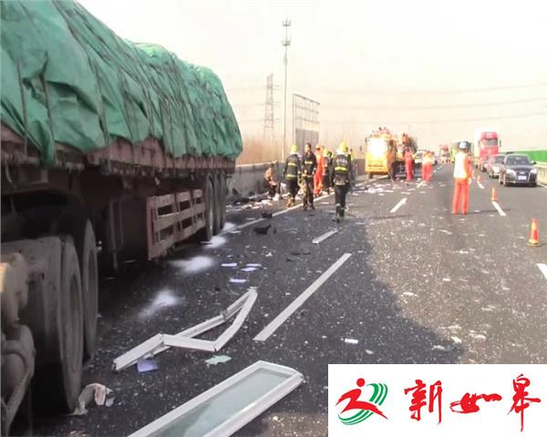 半挂车与轿车相撞 一死两伤-雉水网
