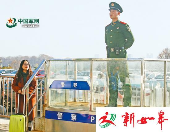 【网络媒体走转改】女生认出入伍同学执勤 寒风中陪站-雉水网