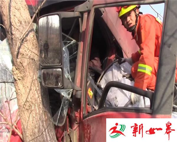 避让不及 大货撞向三轮-雉水网