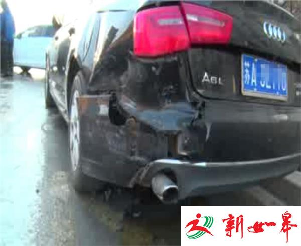 冲洗路面结冰 两车失控追尾-雉水网