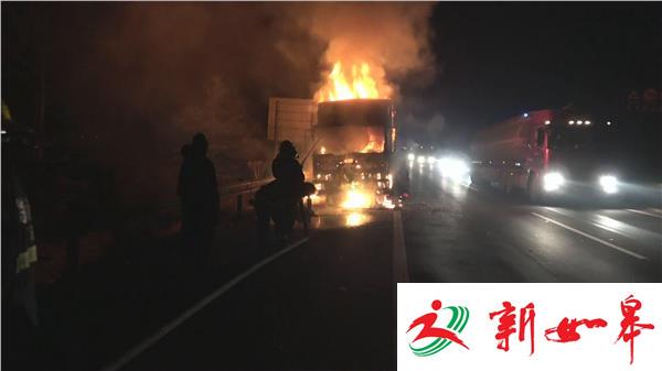 大货车途中起火 2000只白鹅被烧-雉水网