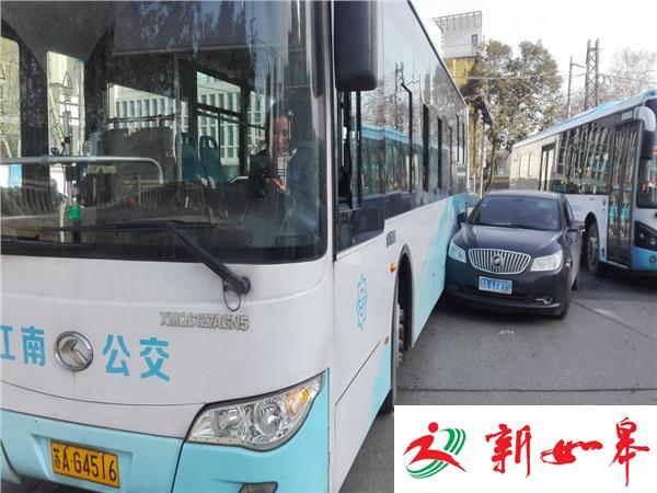 三岔路口两车转弯相撞 造成道路堵塞-雉水网