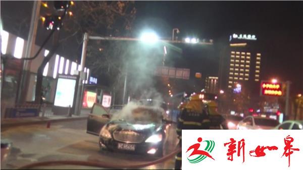 奔驰轿车起火 引擎盖被烧穿-雉水网