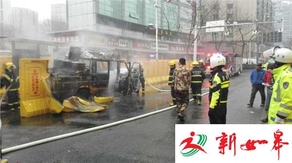 工程车闹市区自燃 交警消防联合灭火-雉水网