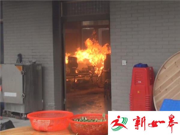 厨房着火 消防员抢出喷火煤气罐（视频）-雉水网