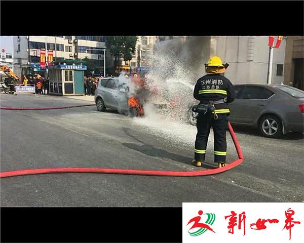 轿车闹市自燃 消防及时扑救排险-雉水网