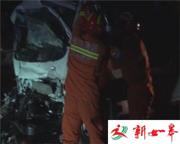 夜间疲劳驾驶致两辆货车相撞 消防救援保平安-雉水网