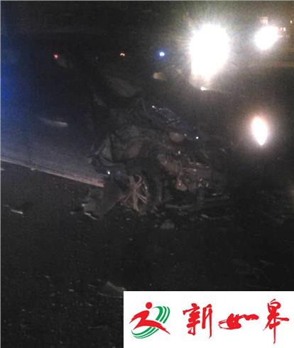 轿车前轮突然爆胎 失控后撞上货车-雉水网