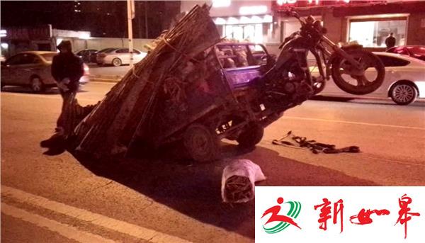捆绑不牢车失重 垃圾倾翻堵了两车道-雉水网
