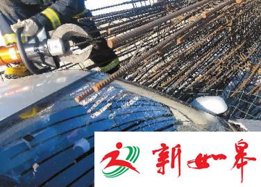 一家5口所乘轿车失控撞上钢筋堆 丈夫头部被贯穿-雉水网