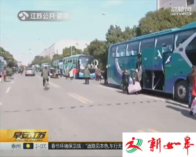 企业包下11辆大巴送五百民工返乡 警车开道护送-雉水网
