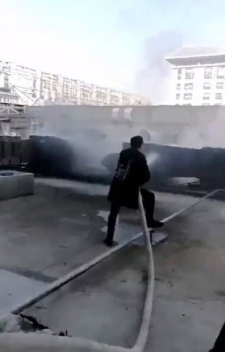 消防员带孩子逛街遇火灾：帮我看孩子我去灭火-雉水网