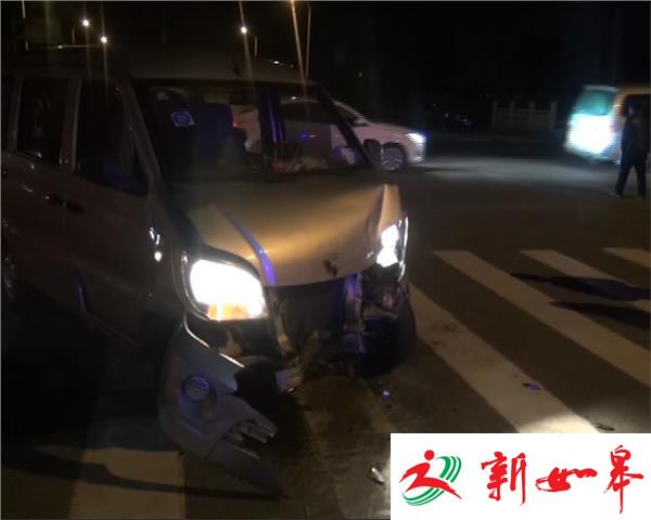 两车相撞侧翻 3人被困获救-雉水网