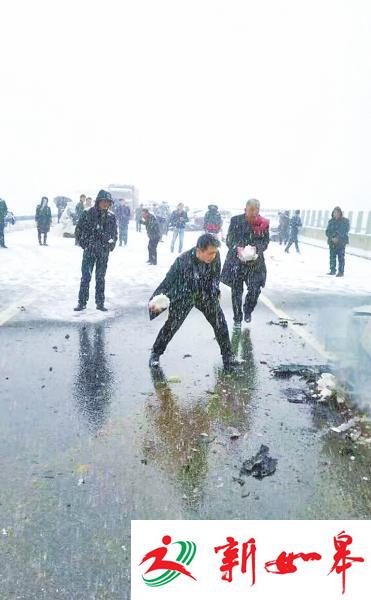 河南高速三十多辆车相撞 过路军人搬雪救火-雉水网