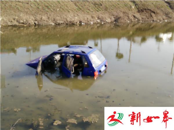 小轿车倒溜坠入河中 村书记奋不顾身带领村民下水救人-雉水网