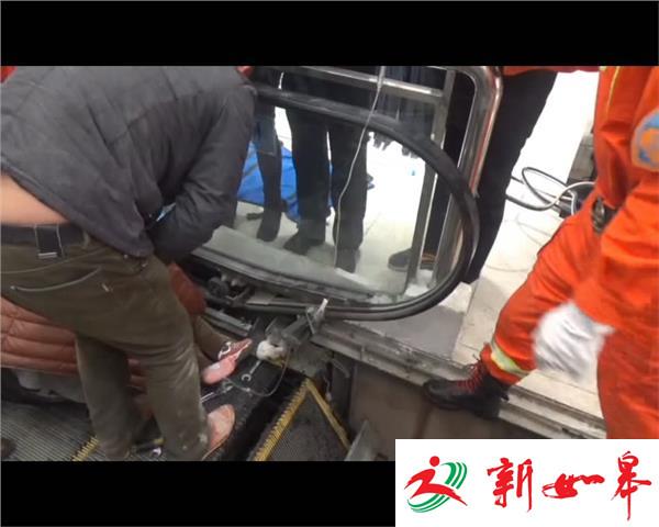 家长疏于看护  男童被卡扶梯-雉水网