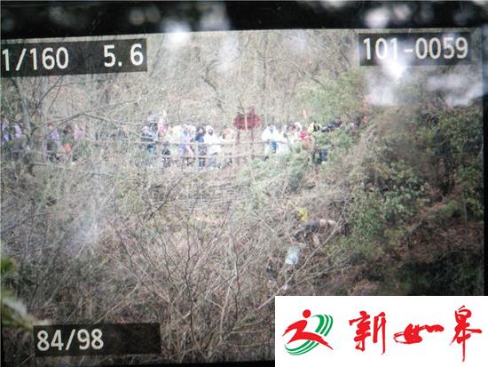 张家界一游客不慎从栅道坠落 被困在半山腰-雉水网