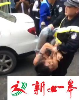 半裸男街头开车玩漂移 警察开枪夹击将其抬走-雉水网