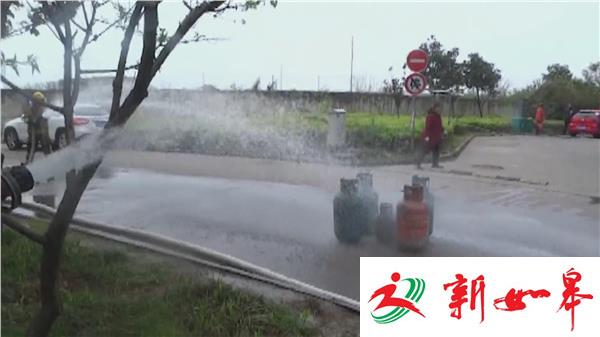 车库突然着火 消防员火中抢出5个煤气罐-雉水网