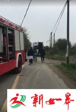 货车爆胎撞倒围墙 消防营救被困司机-雉水网