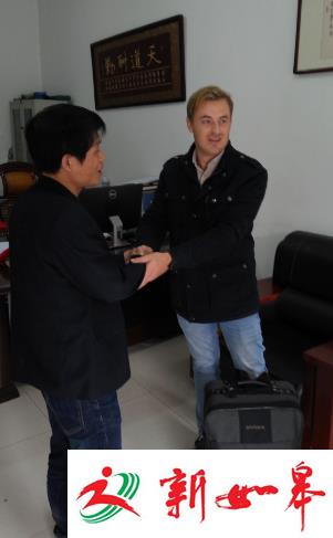 老外打车丢旅行箱 淮安的哥拾金不昧归还（视频）-雉水网