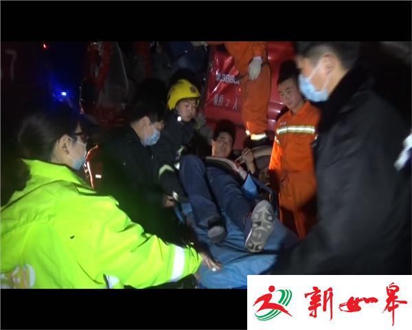 货车路口追尾 司机左脚被死死卡住无法动弹-雉水网