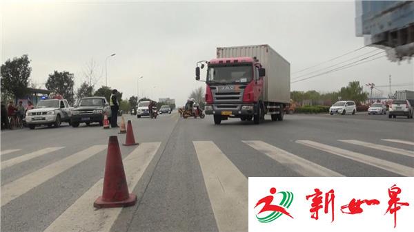 摩托车撞上农用车  俩驾乘一死一伤-雉水网