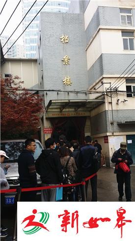 为开购房证明，华侨路不动产档案馆门前市民排起“长蛇阵”-雉水网