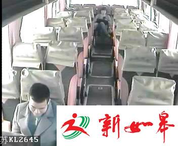 没有系安全带后果：一乘客没有系安全带，大巴急刹摔伤下巴（视频）-雉水网