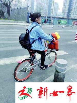 共享单车车筐成“座椅” 官方：发生事故或无保险-雉水网